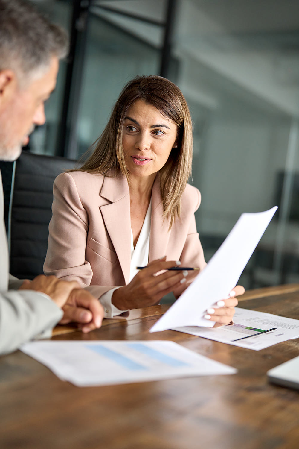 Abogados trabajando en un despacho profesional