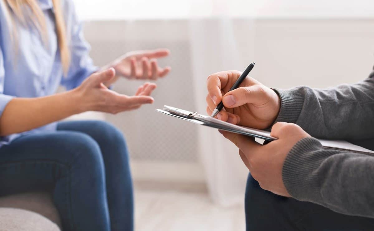 Psicólogos trabajando en un consulta profesional